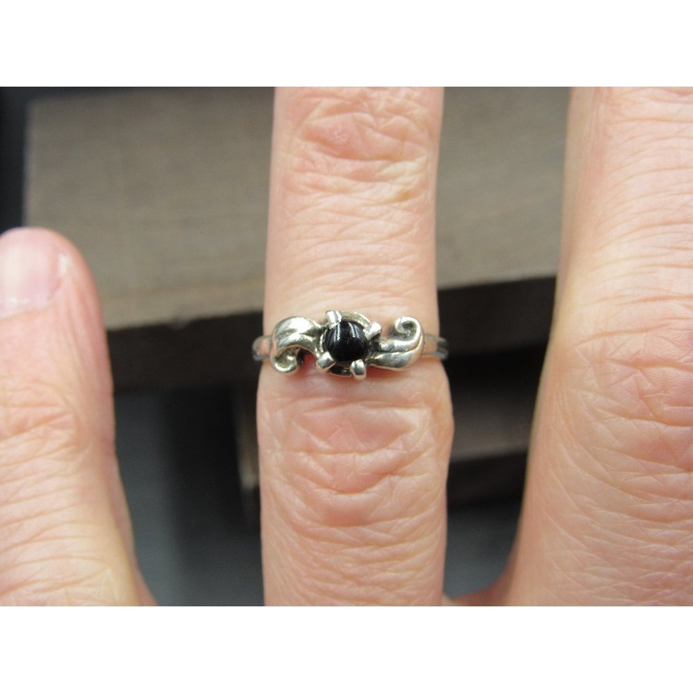 Size 5 Sterling Silver Fancy Style Black Onyx Stone Band Ring
